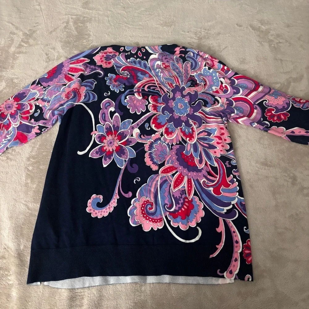 Talbots floral patterned, 3/4 sleeve knit top with a v-neckline and side slits.